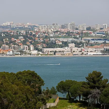Bed & Breakfast Ola Belem! Cozy Windmill, Stunning Views To Lisboa Caparica