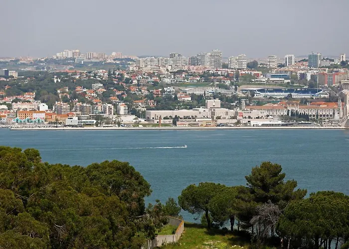 Bed & Breakfast Ola Belem! Cozy Windmill, Stunning Views To Lisboa Caparica